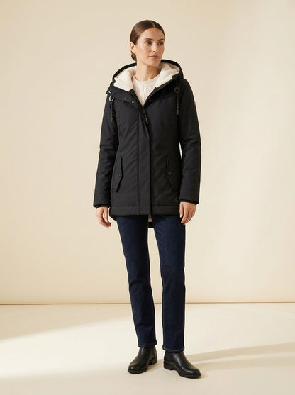 Parka impermeable Seravia negra con capucha de borreguito